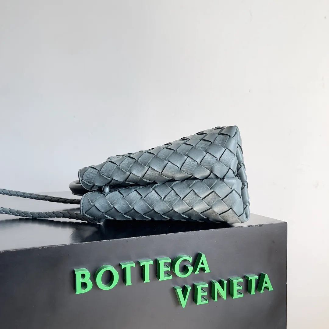The 2023 new Andiamo batch of 1860 BV has been shipped‼ ️Really popular🔥The new Andiamo woven handbag launched by Bottega Veneta this season is really popular all over the world! ! Celebrities at home and abroad have worn it, and Oscar-winning actress Michelle Yeoh has taken it out on the street. Song Jia, Trai Yara, Yu Feihong, Sanji Ayaka, Rosie Hunting-Whiteley, Yoshioka Riho, etc. have all picked up this bag. It is classic and versatile, showing off its temperament, and the bag capacity is also large, which is very convenient for daily commuting! ! A variety of carrying methods, the shoulder straps can be adjusted by yourself, the original lambskin feels soft and delicate, and the neutral style is made to break gender boundaries and bring a more practical and longer-lasting use experience. Andiamo, which has both elegant and casual styles, perfectly interprets the true appearance of "fashionable old money style". Style number: 743568 Size: 25*22*10.5cm